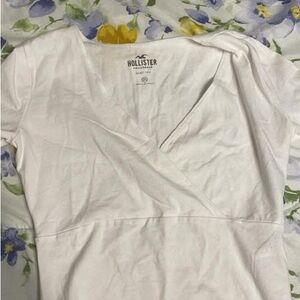 Hollister Women's Classic White V-Neck Top
